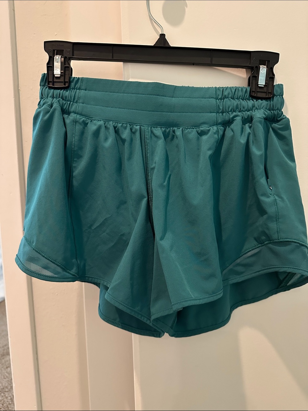 Lululemon EUC Women's Active Lined Shorts in Teal / Green - size 6